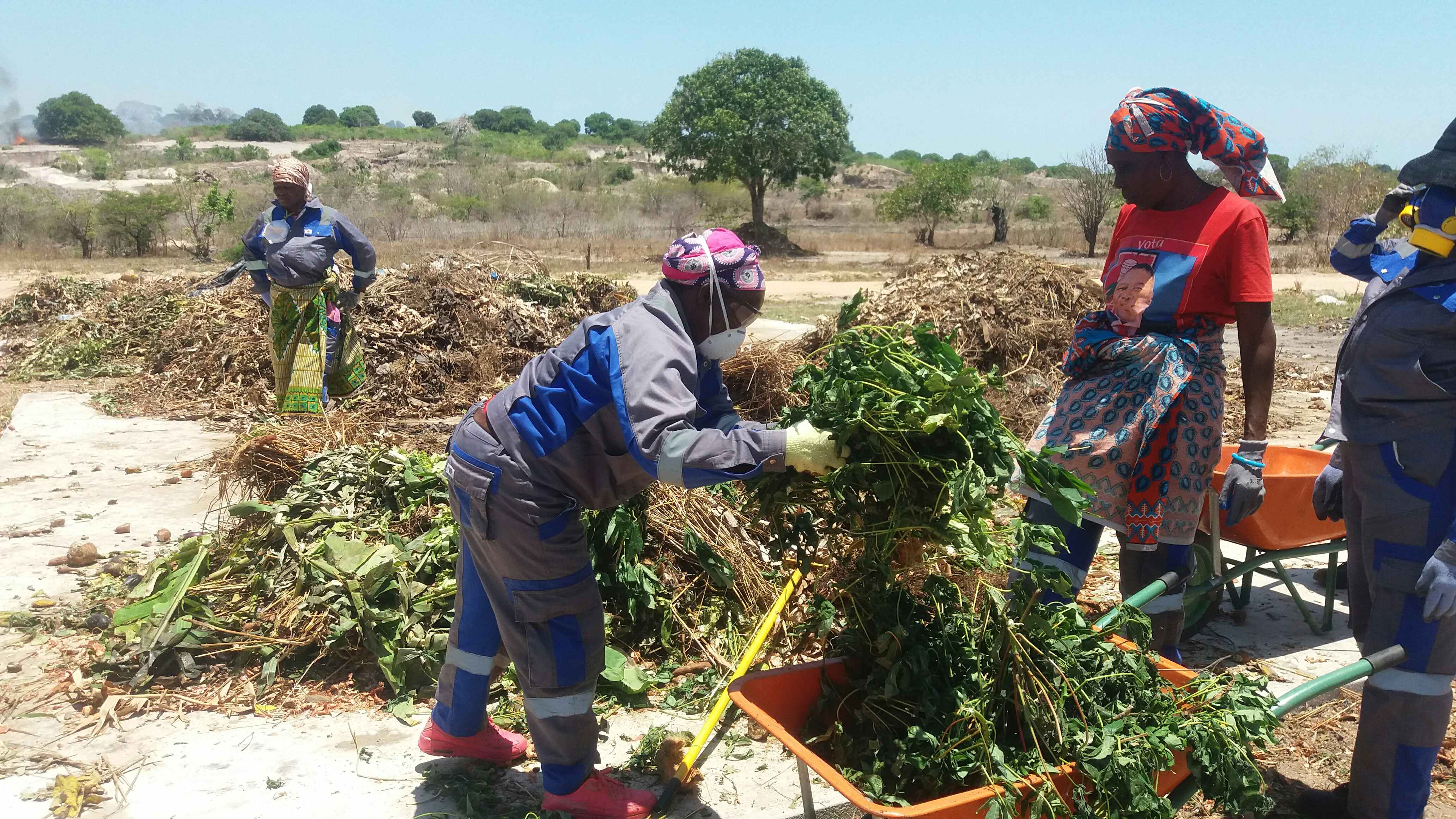 Formação de pilhas de compostagem em sessão prática